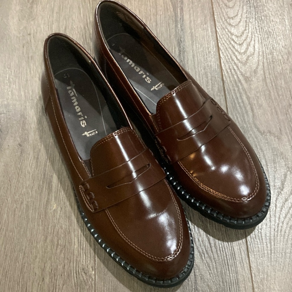 NWOT Tamaris loafers. Size 41